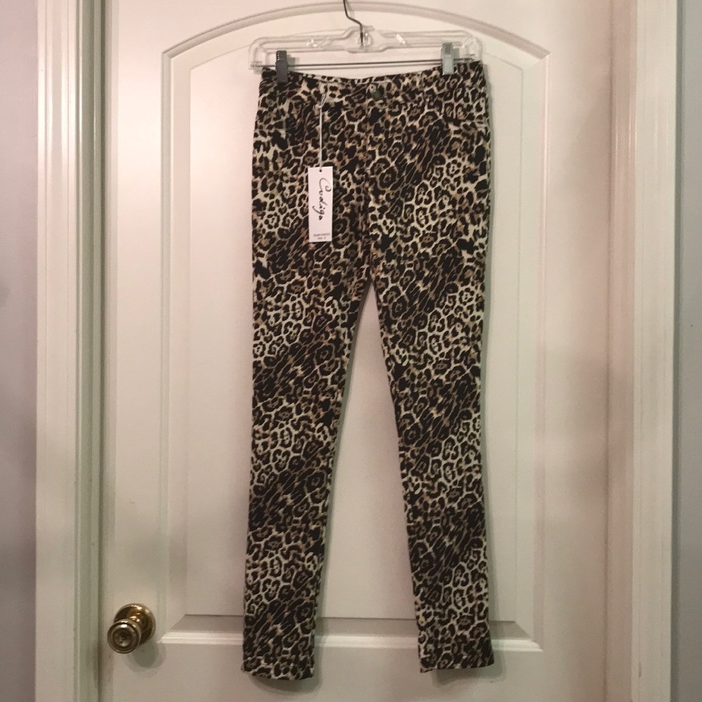 Leopard print leggings with pockets and zipper